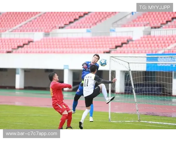 足球球星如何在赛场外实现搬砖增收成为新趋势分析